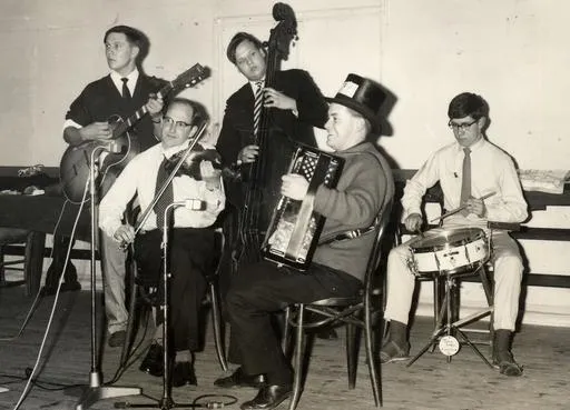 1964 Kevin Briggs (fiddle), Eric (accordion), Tommy Cooper (drums) and two others!